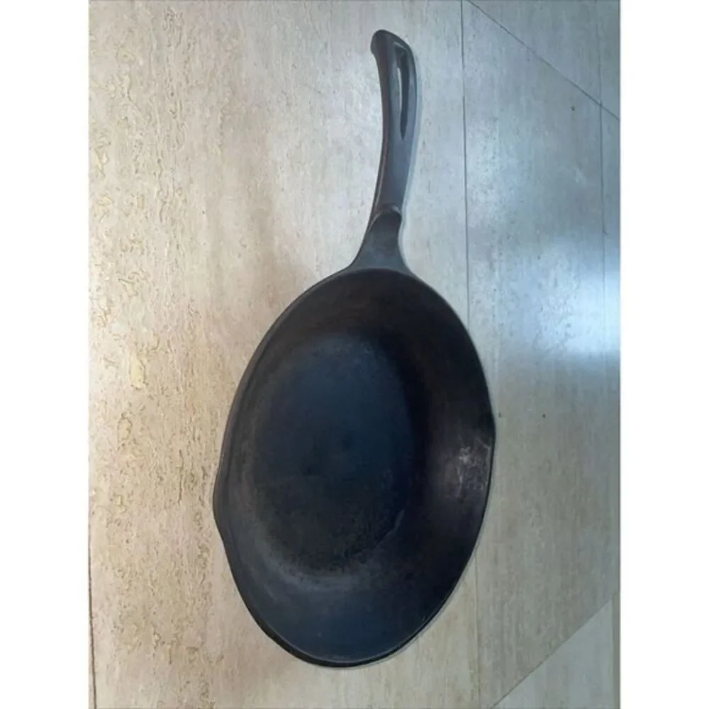 Vintage Unmarked Wagner‎ Cast Iron Chef Skillet 9 Inch w/ Thumb Handle
